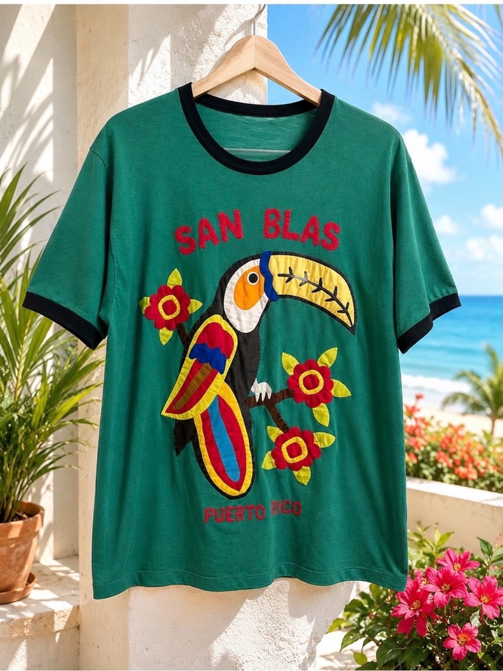 Green San Blas T-shirt with a sewn-on toucan design, contrast trim, retro style